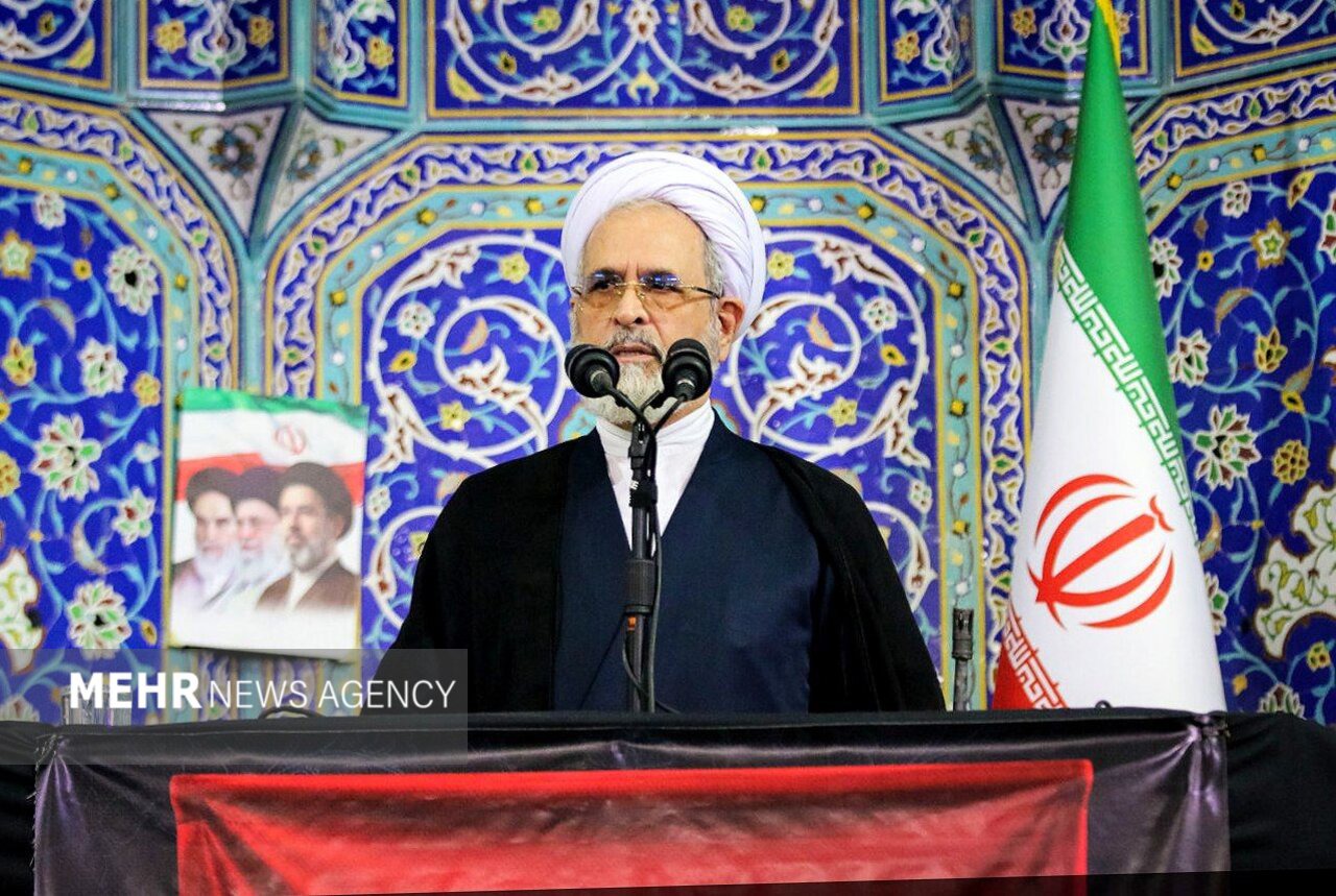 امام جمعه قم: ملت ایران در برابر منطق زور و استکبار ایستاده است