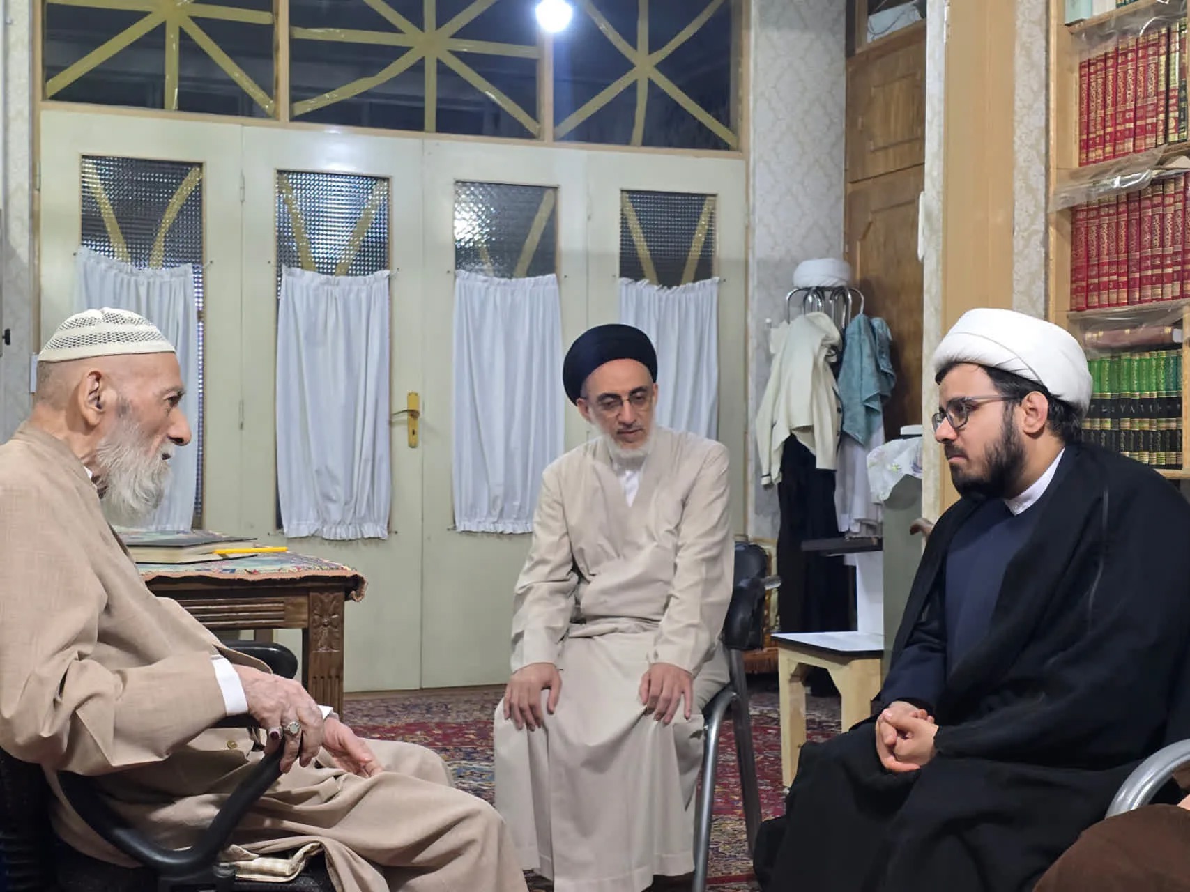 عیادت رئیس مرکز خدمات حوزه‌های علمیه از آیت‌الله گرامی
