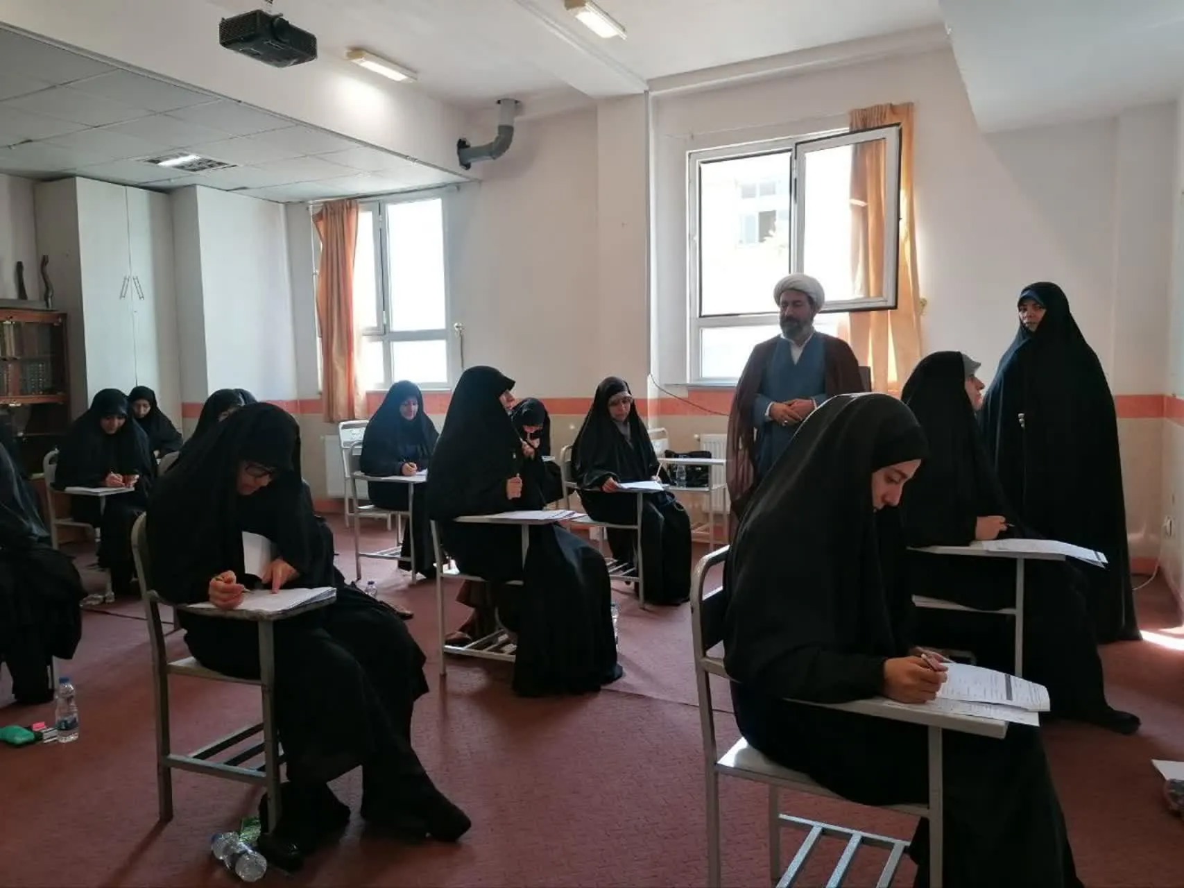 آزمون پذیرش سطح ۳ و ۴ مدرسه الزهرا برگزار شد
