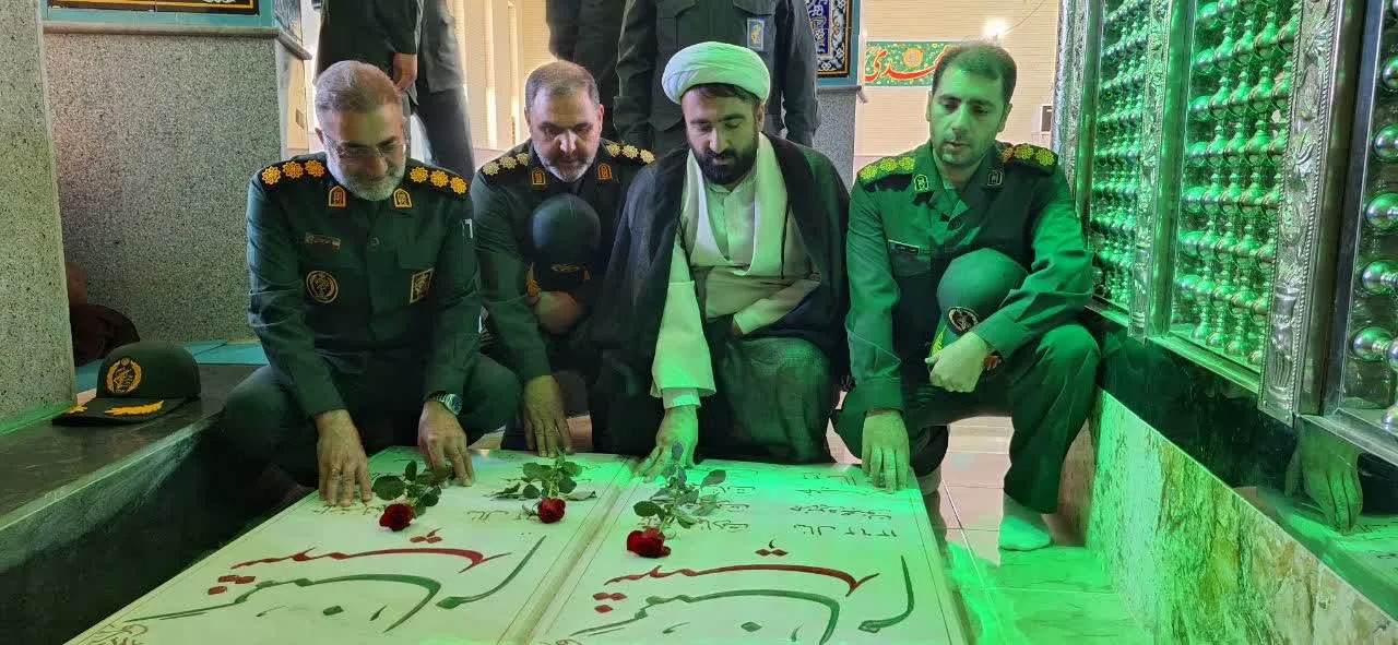 فرمانده سپاه عجب‌شیر با شهدای گمنام تجدید میثاق کرد