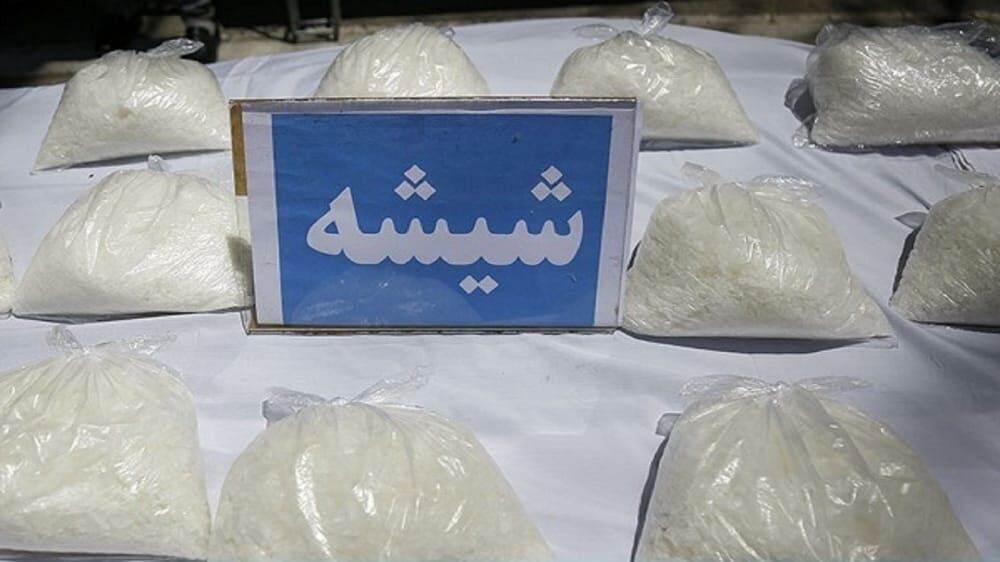 قاچاقچی سابقه‌دار با ۲ کیلو و ۲۰۰ گرم شیشه در اتوبان تهران قم دستگیر شد