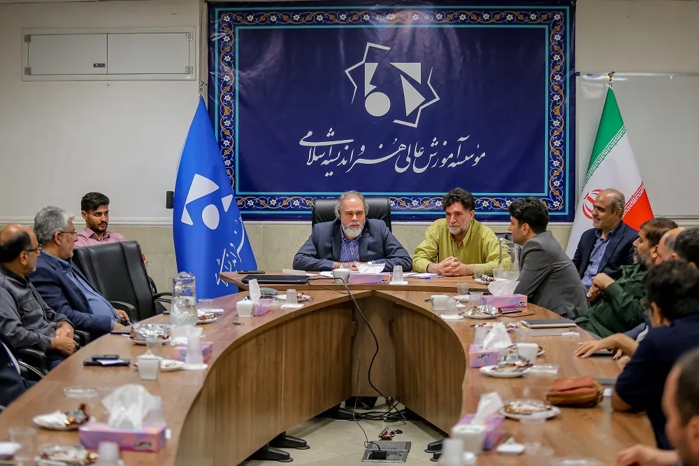 نشست صمیمانه رئیس سازمان سینمایی با فعالان حوزه هنر و سینما در قم