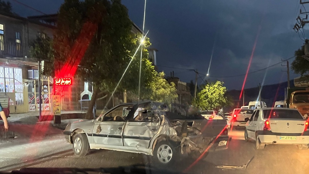 برخورد مینی‌بوس با دو خودرو و یک گاو حادثه آفرید