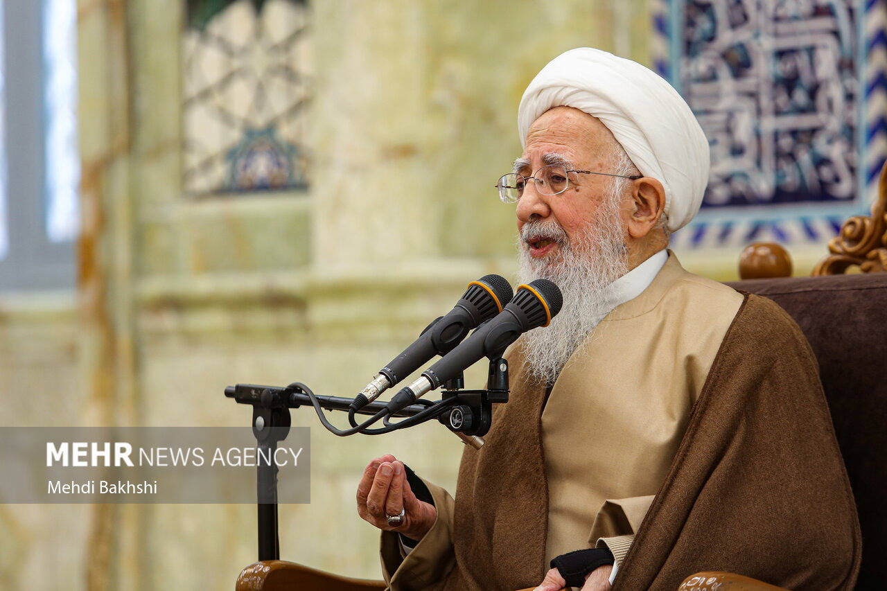 آیت‌الله جوادی : مقاومت مردم برابر قدرت‌های متجاوز از عنایت الهی است