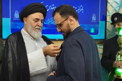نشان خادمی مسجد مقدس جمکران بر سینه هنرمند مشهور