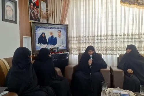 دیدار مدیر جامعه الزهرا با خانواده شهید حسنی سعدی