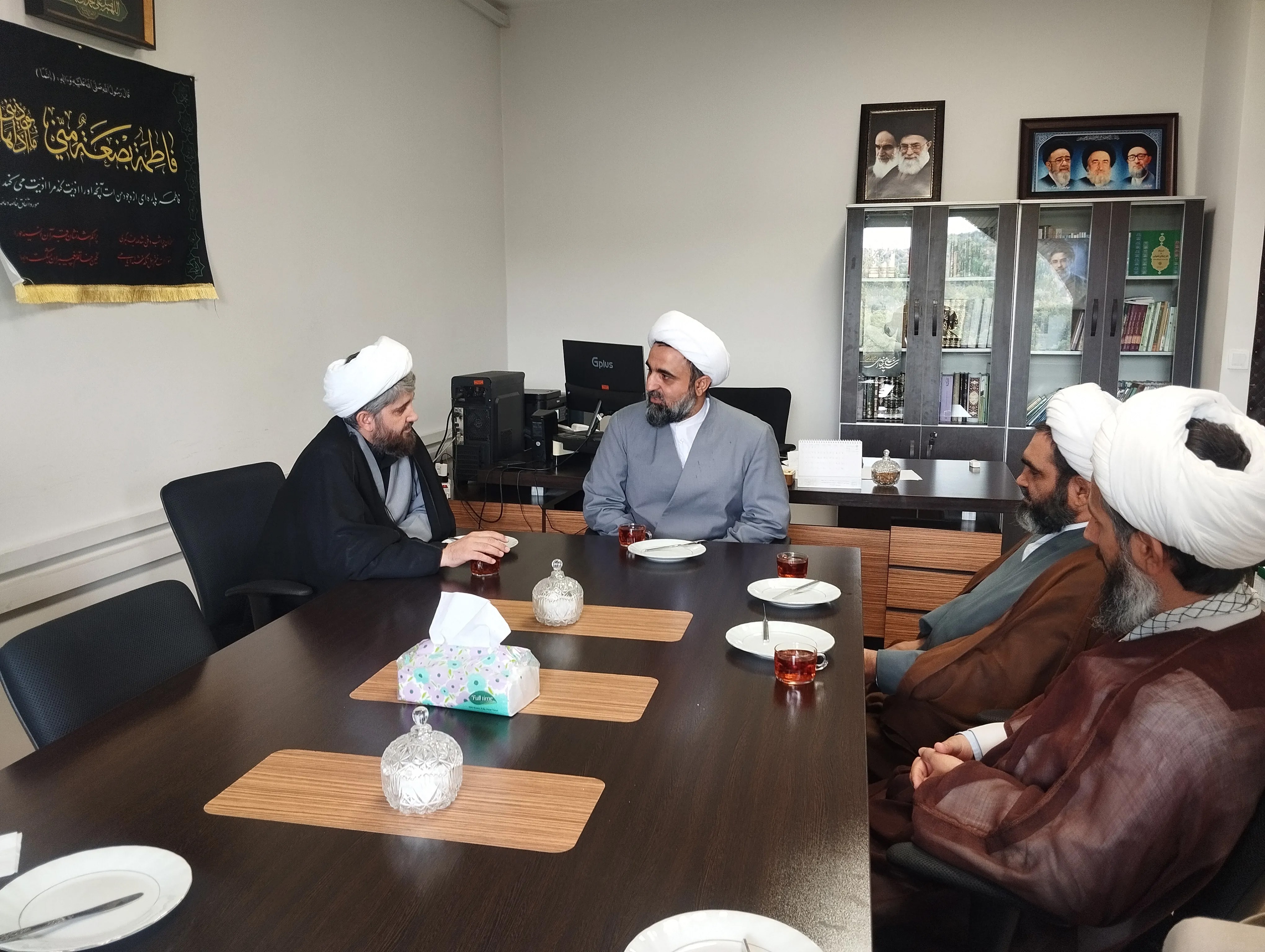 مدیر و اساتید حوزه علمیه صادقیه تبریز با مدیر حوزه‌های علمیه استان دیدار کردند