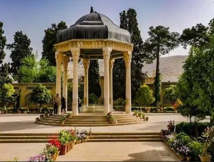 حافظ؛ صدای ماندگار شیراز در روایت رهبر شهید