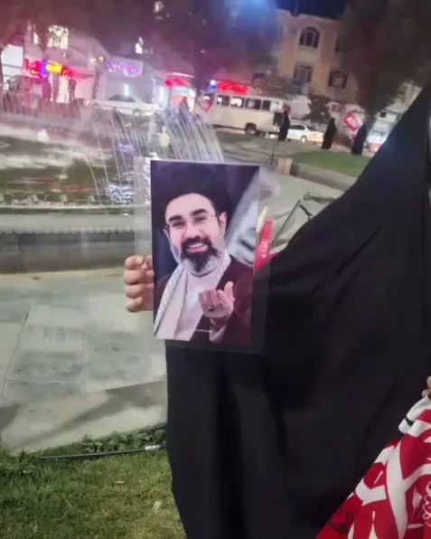 فیلم | پرچم‌گردانی طلاب مدرسه علمیه فاطمیه در میدان انقلاب شهرکرد