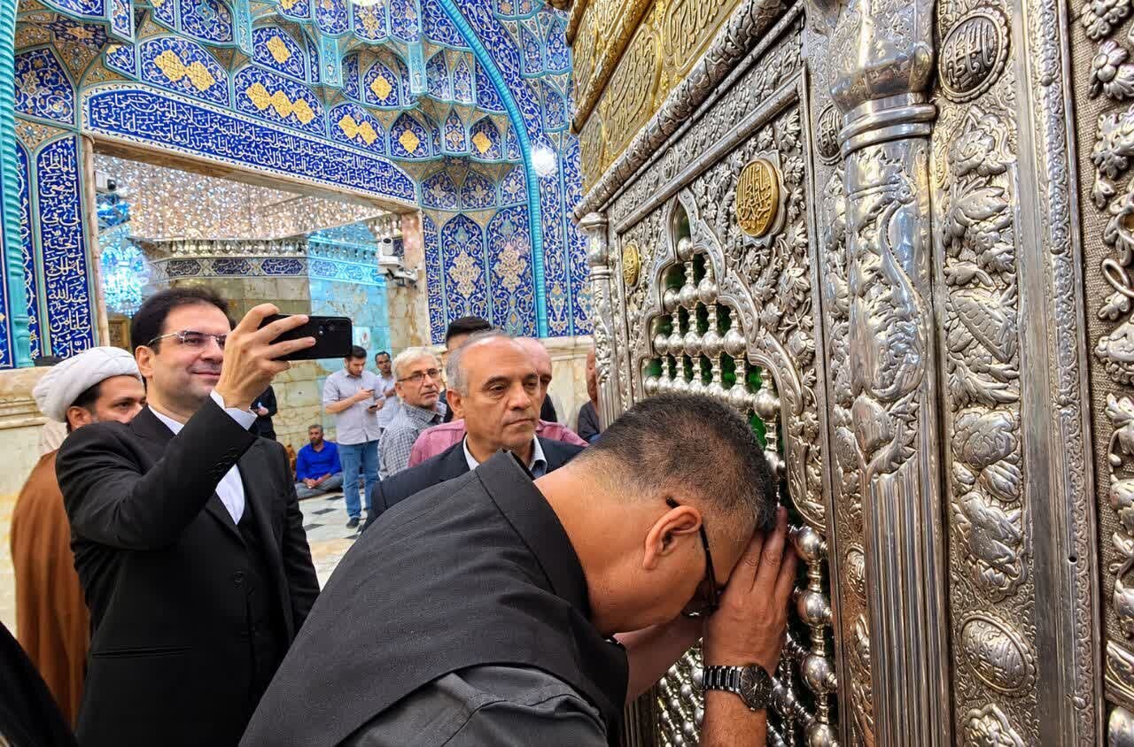 سفیر جدید هند در ایران به زیارت حرم حضرت معصومه(س) مشرف شد