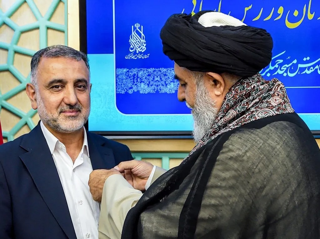 اعطای نشان خادمی افتخاری مسجد جمکران به رئیس فدراسیون ورزش‌های زورخانه‌ای