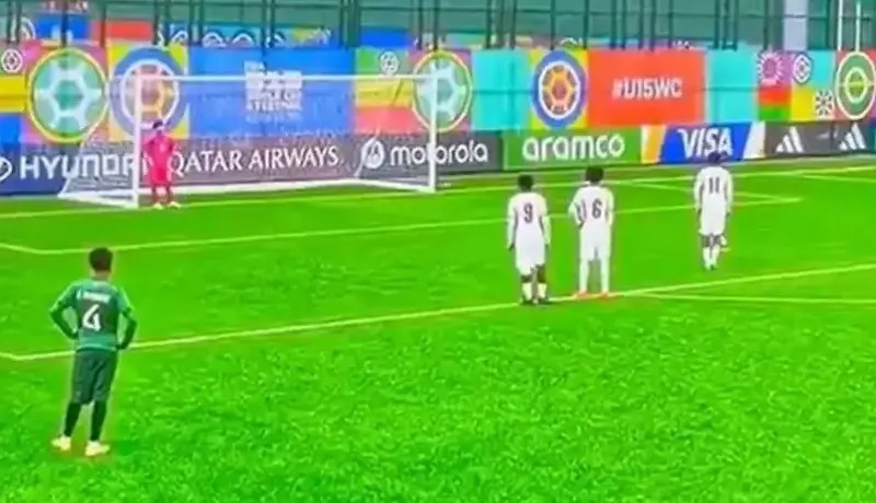 جنجال جام جهانی: انگلیسی‌ها از داور محافظت کردند!