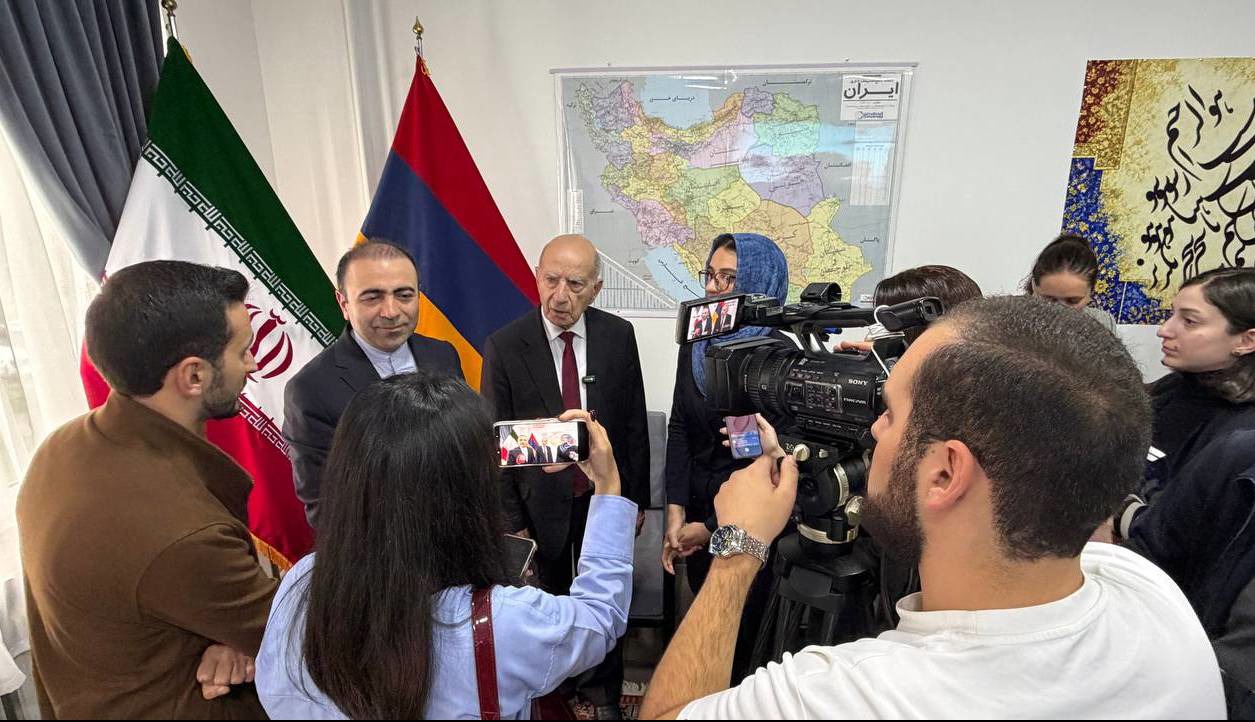 سفیر ایران: حضور نیروهای نظامی آمریکا در مجاورت مرزهای کشورمان را نمی‌پذیریم